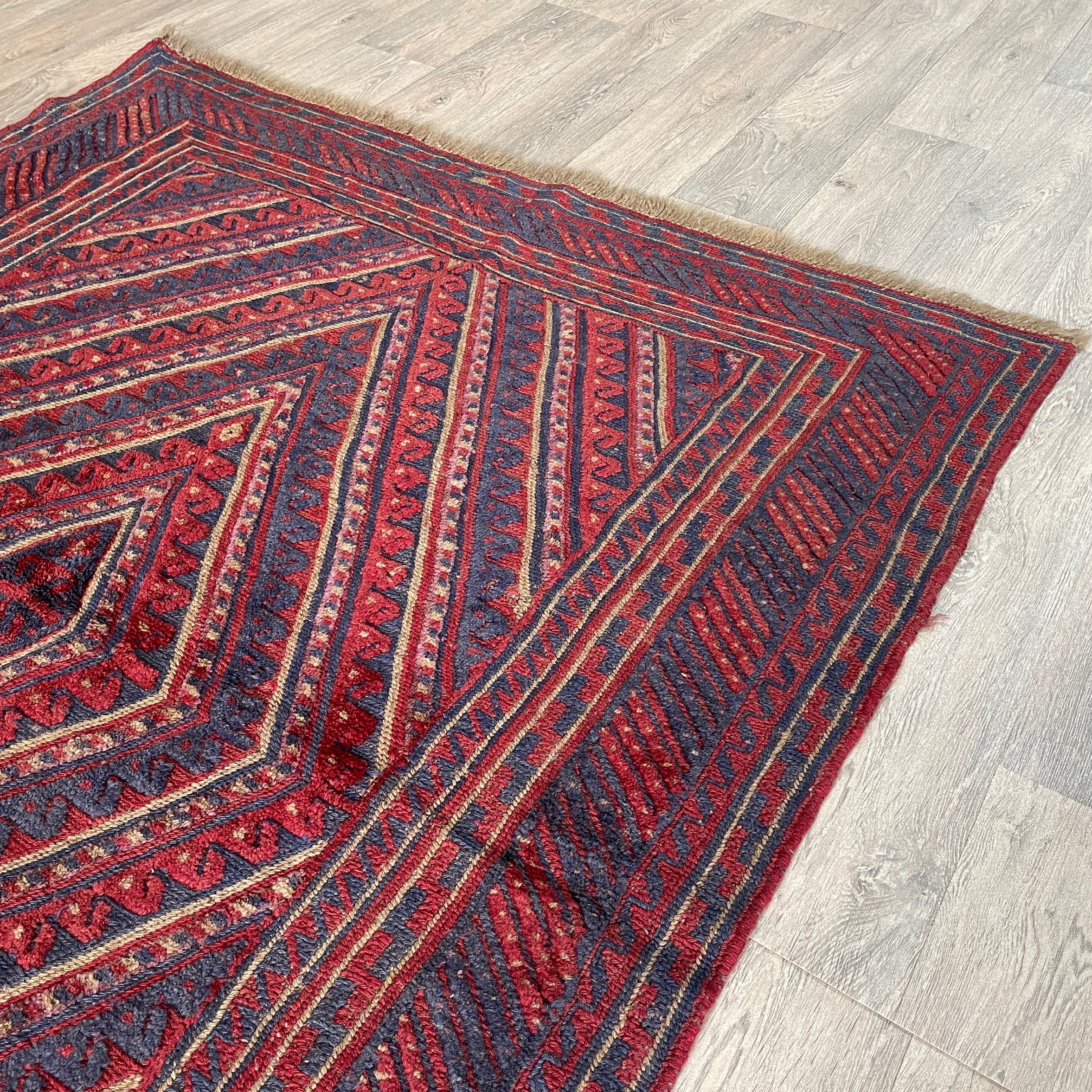 188 x 143 cm | Afghan Mushwani Rug