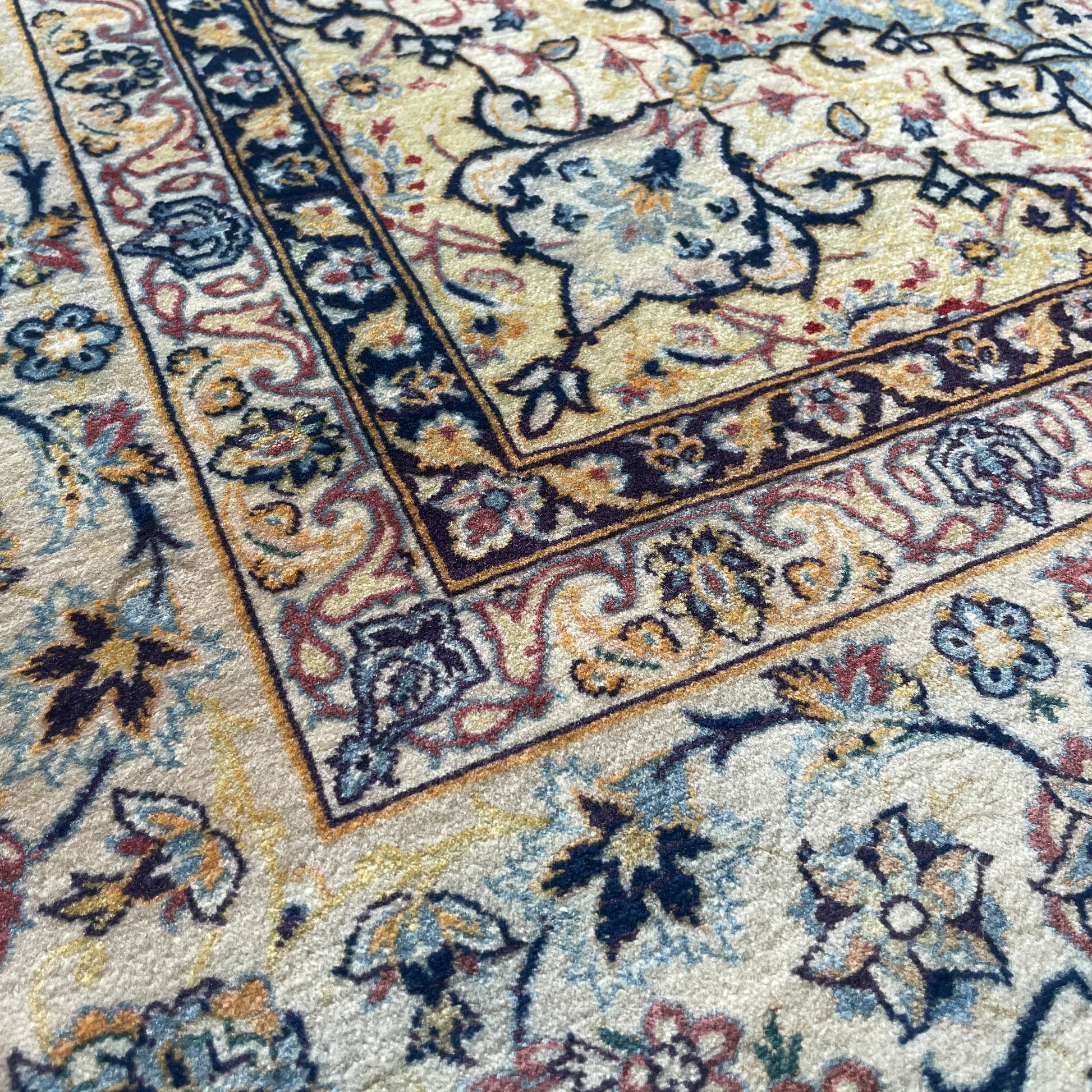 236 x 155 cm | Persian Isfahan Rug (Antique 1950)