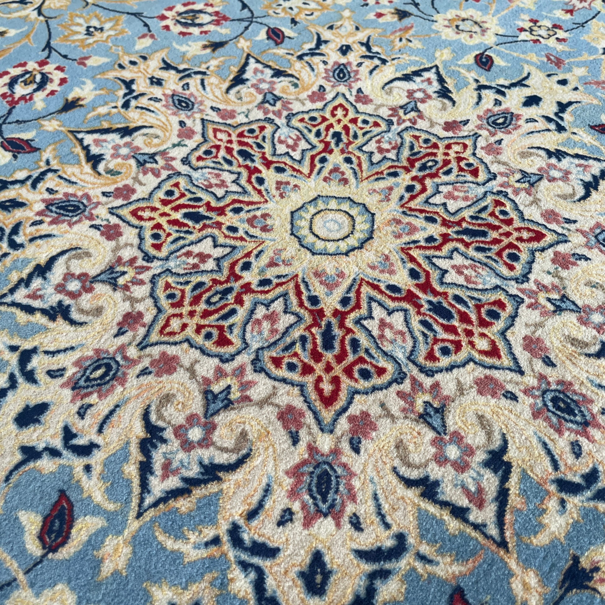 236 x 155 cm | Persian Isfahan Rug (Antique 1950)